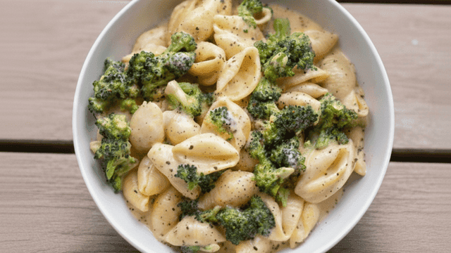 Creamy broccoli small shell